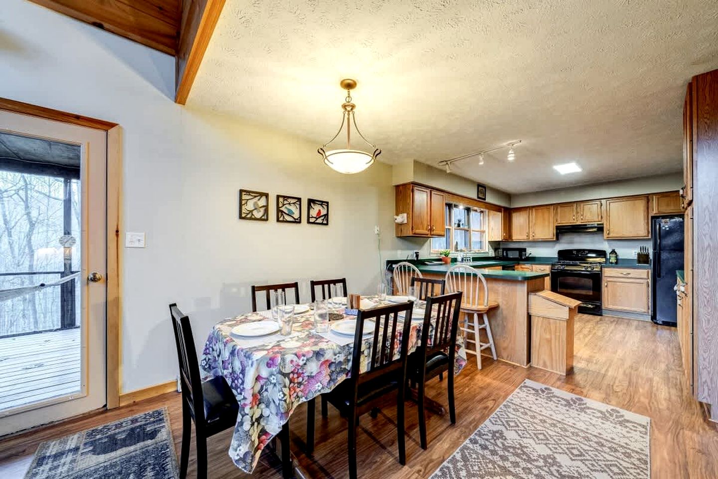 Inviting and Cozy Log Cabin with Hot Tub and Fire Pit near the Historic Downtown Berkeley Springs, West Virginia