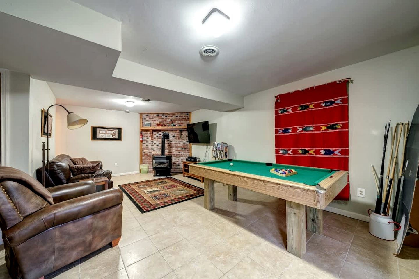 Inviting and Cozy Log Cabin with Hot Tub and Fire Pit near the Historic Downtown Berkeley Springs, West Virginia