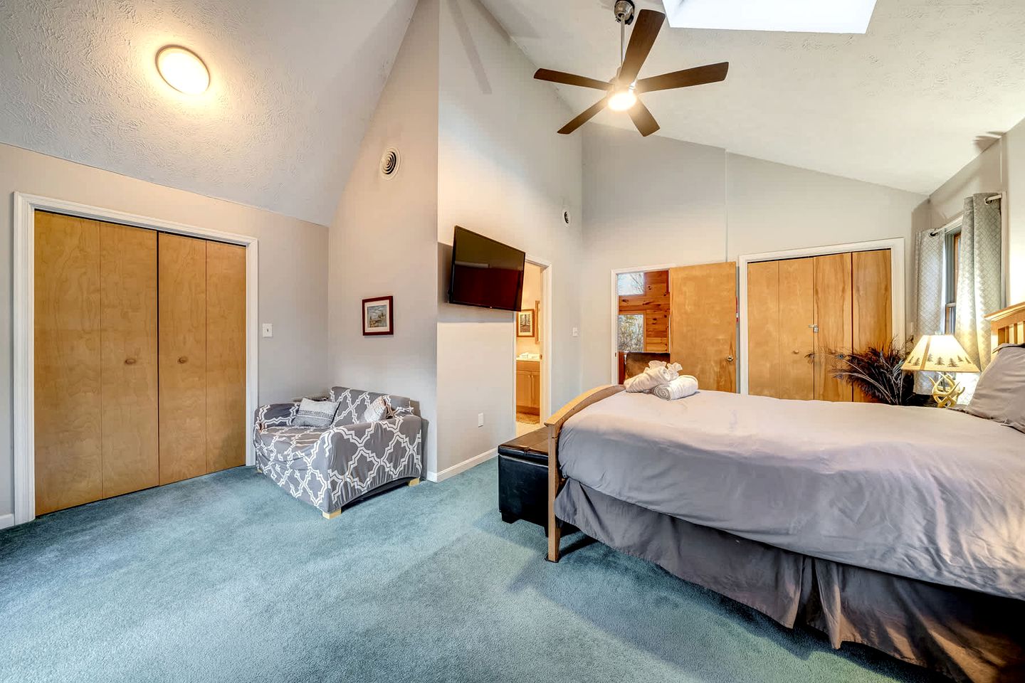 Inviting and Cozy Log Cabin with Hot Tub and Fire Pit near the Historic Downtown Berkeley Springs, West Virginia