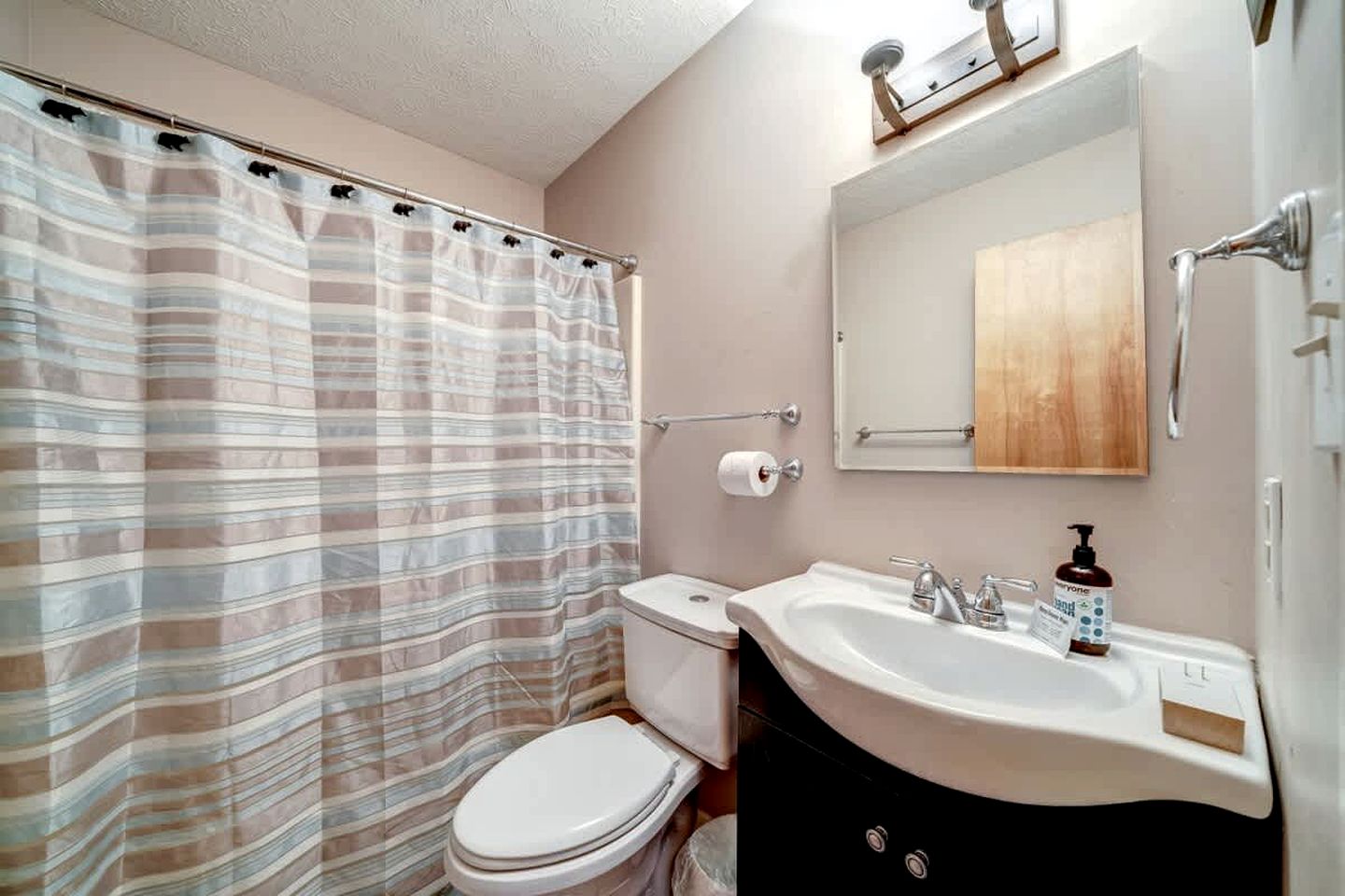 Inviting and Cozy Log Cabin with Hot Tub and Fire Pit near the Historic Downtown Berkeley Springs, West Virginia