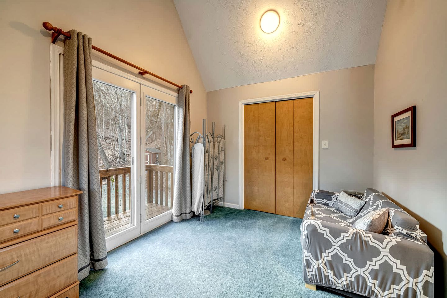 Inviting and Cozy Log Cabin with Hot Tub and Fire Pit near the Historic Downtown Berkeley Springs, West Virginia