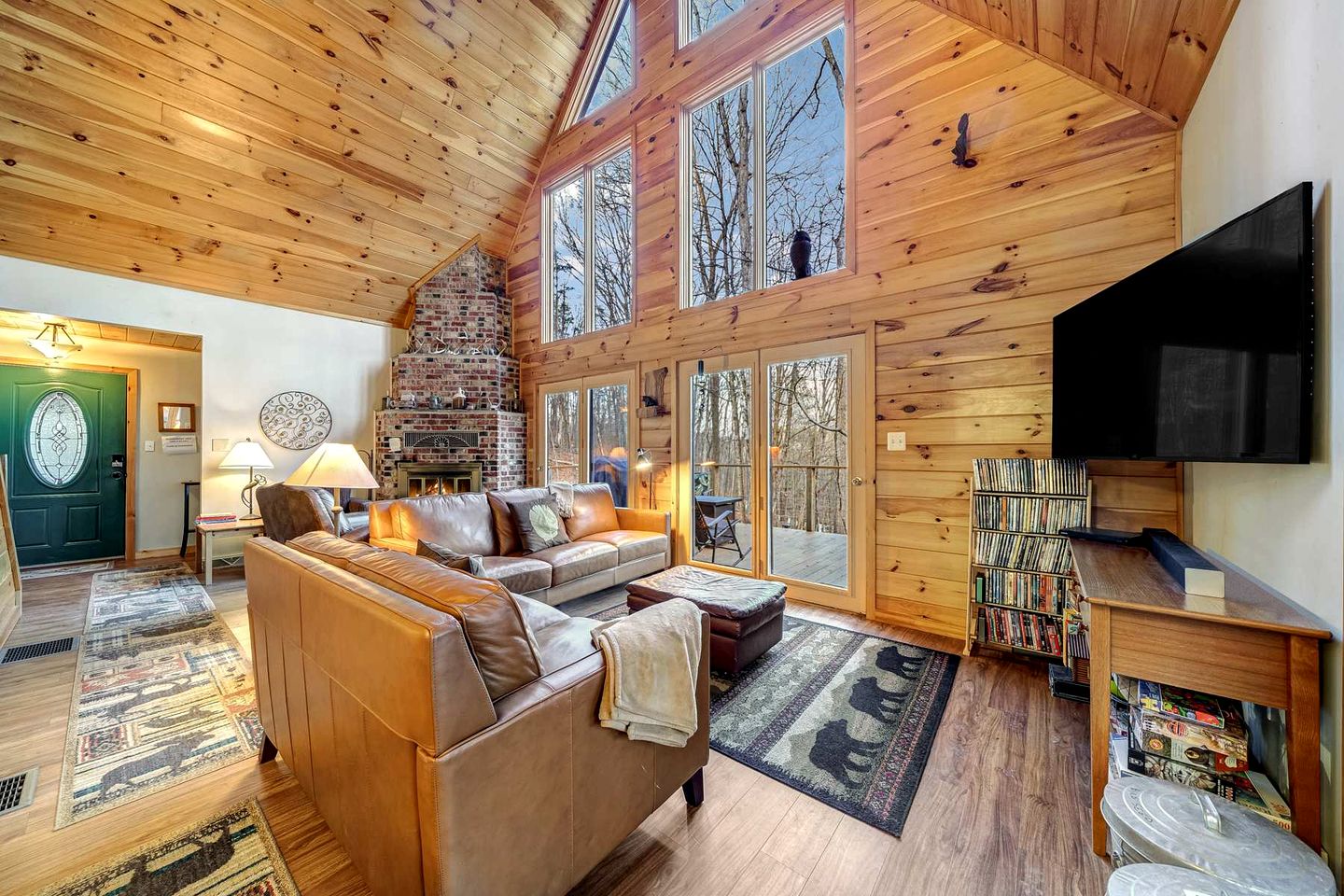 Inviting and Cozy Log Cabin with Hot Tub and Fire Pit near the Historic Downtown Berkeley Springs, West Virginia