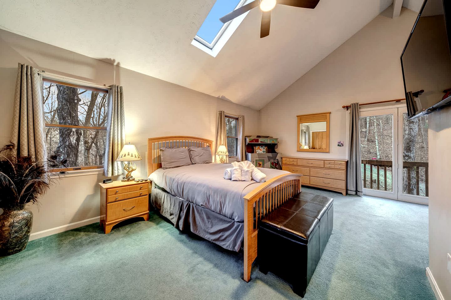 Inviting and Cozy Log Cabin with Hot Tub and Fire Pit near the Historic Downtown Berkeley Springs, West Virginia