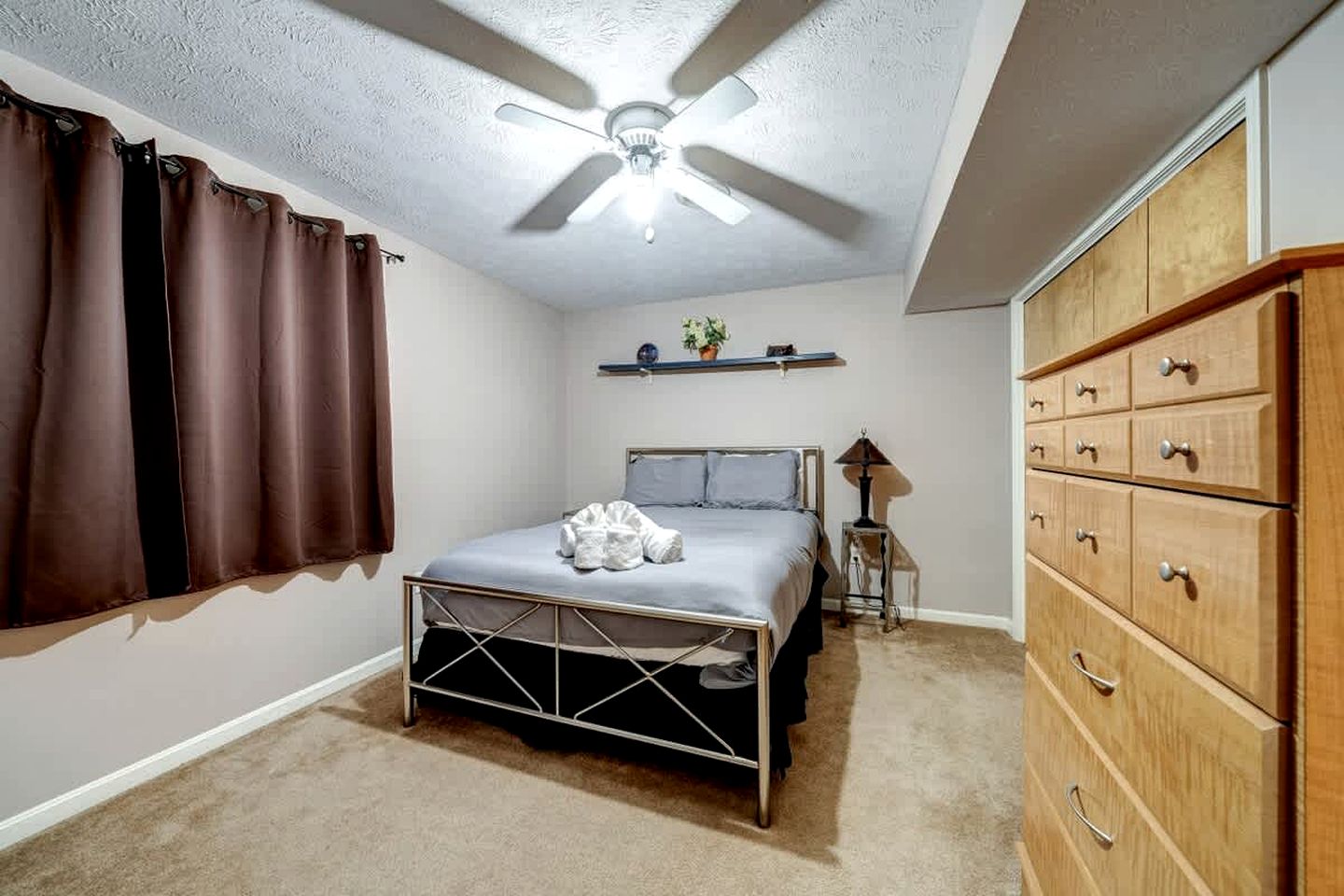 Inviting and Cozy Log Cabin with Hot Tub and Fire Pit near the Historic Downtown Berkeley Springs, West Virginia