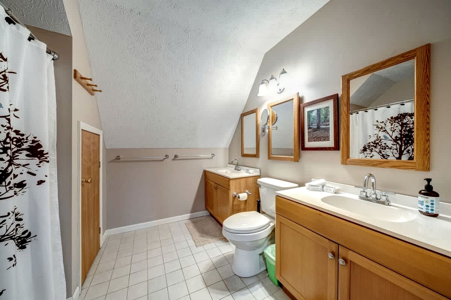 Inviting and Cozy Log Cabin with Hot Tub and Fire Pit near the Historic Downtown Berkeley Springs, West Virginia