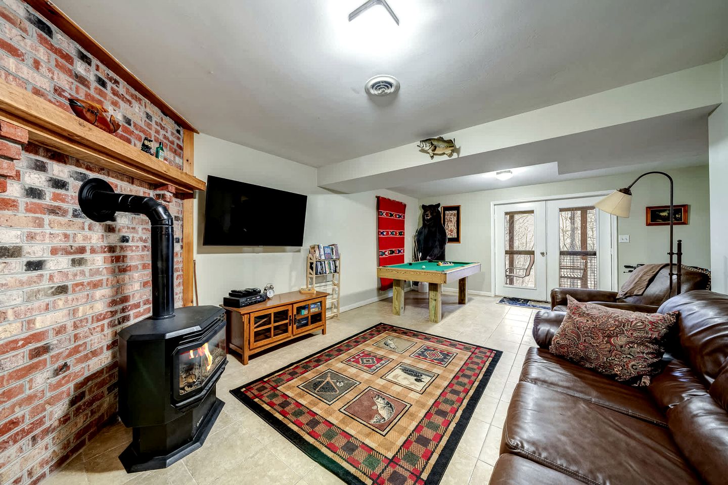 Inviting and Cozy Log Cabin with Hot Tub and Fire Pit near the Historic Downtown Berkeley Springs, West Virginia