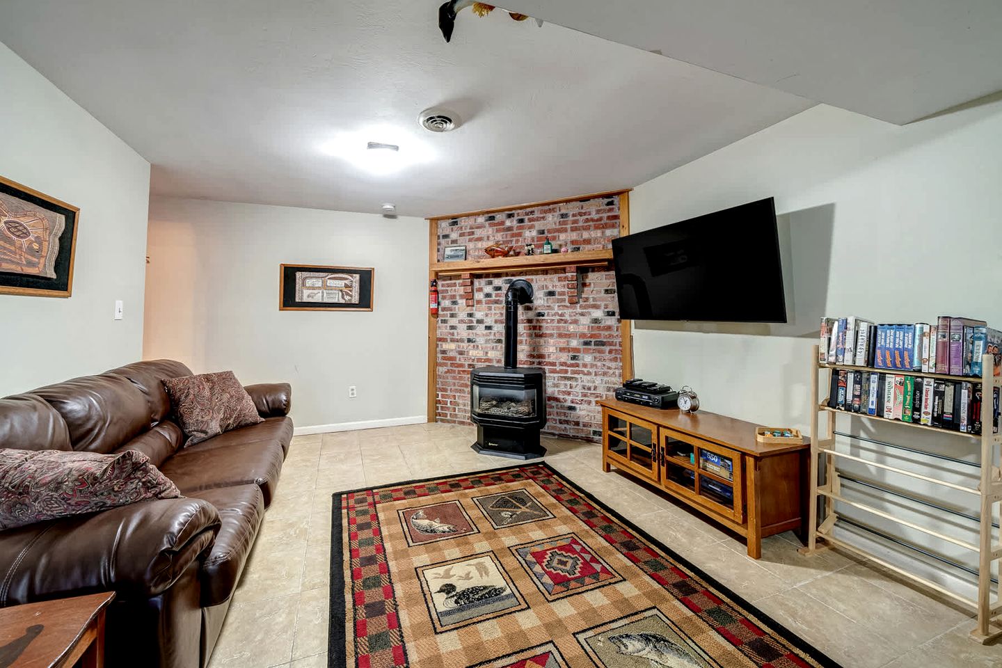 Inviting and Cozy Log Cabin with Hot Tub and Fire Pit near the Historic Downtown Berkeley Springs, West Virginia