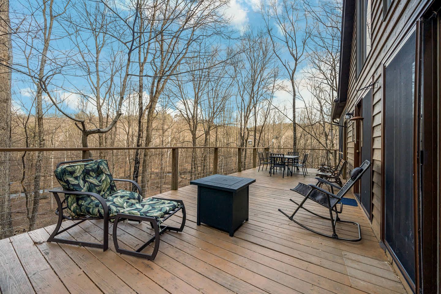 Inviting and Cozy Log Cabin with Hot Tub and Fire Pit near the Historic Downtown Berkeley Springs, West Virginia