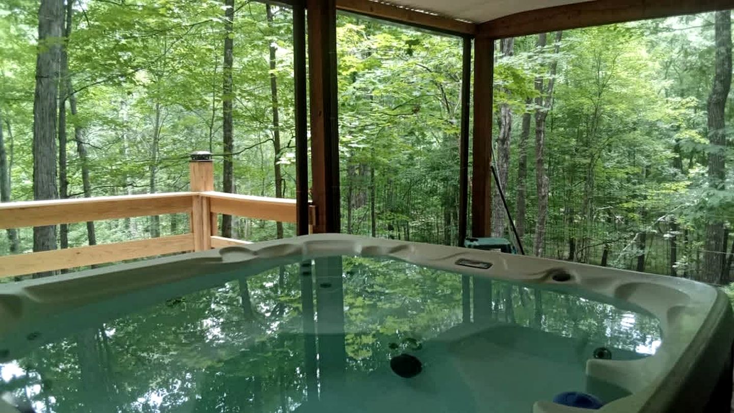 Inviting and Cozy Log Cabin with Hot Tub and Fire Pit near the Historic Downtown Berkeley Springs, West Virginia