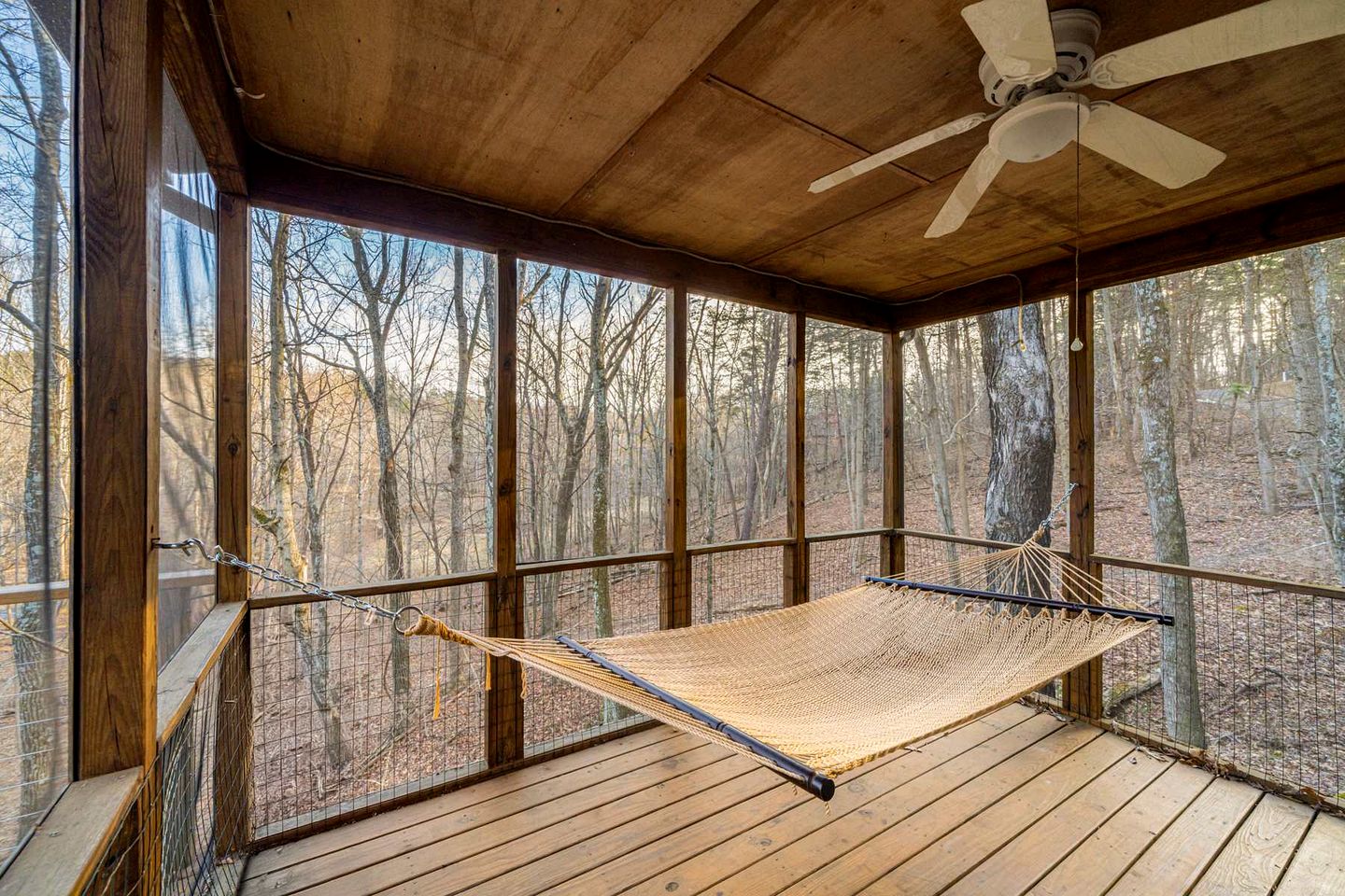 Inviting and Cozy Log Cabin with Hot Tub and Fire Pit near the Historic Downtown Berkeley Springs, West Virginia