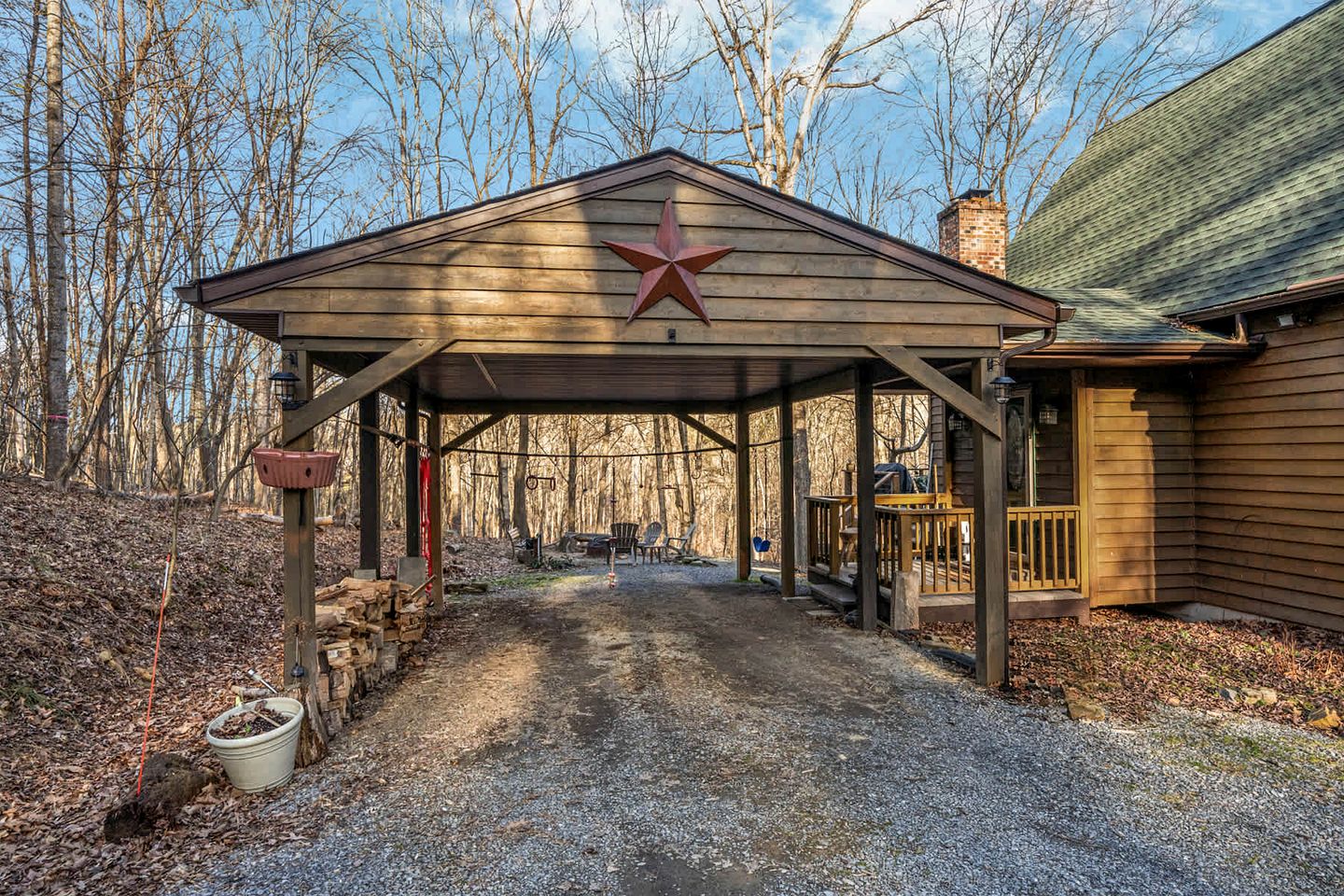 Inviting and Cozy Log Cabin with Hot Tub and Fire Pit near the Historic Downtown Berkeley Springs, West Virginia