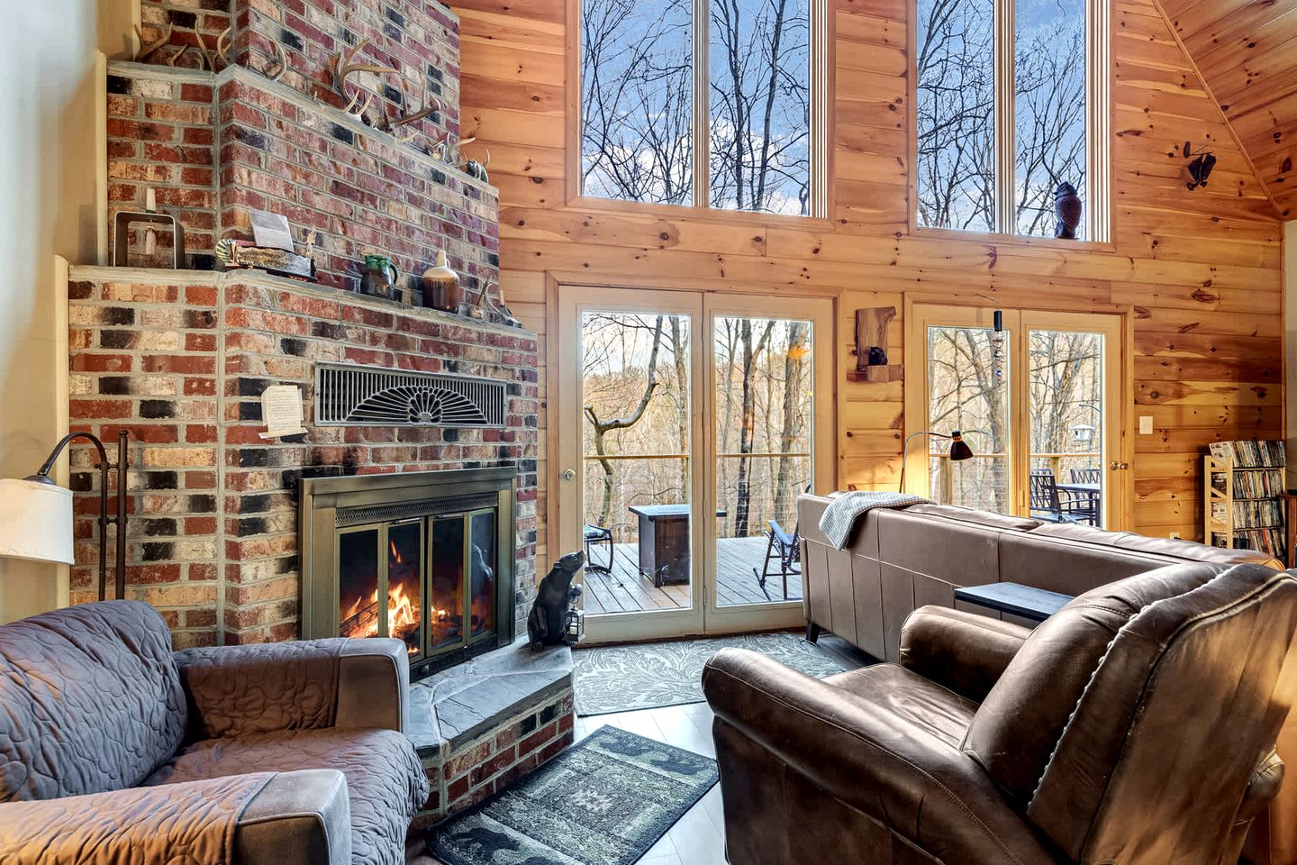 Inviting and Cozy Log Cabin with Hot Tub and Fire Pit near the Historic Downtown Berkeley Springs, West Virginia
