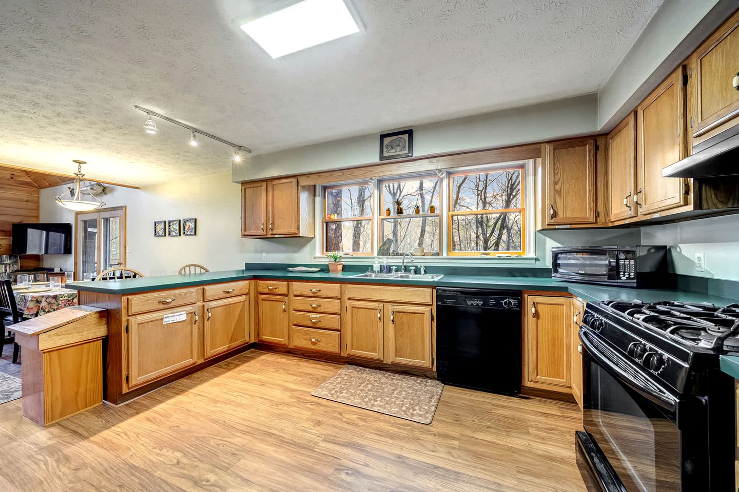 Inviting and Cozy Log Cabin with Hot Tub and Fire Pit near the Historic Downtown Berkeley Springs, West Virginia