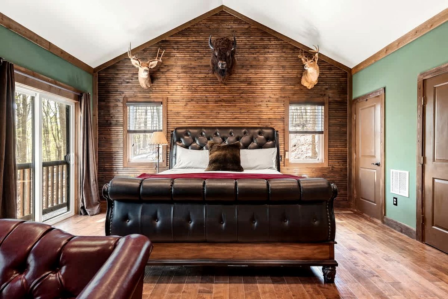Rustic, Country Cabin with a Private Hot Tub and Sauna for the Ultimate Luxurious Glamping Experience, Hedgesville, WV