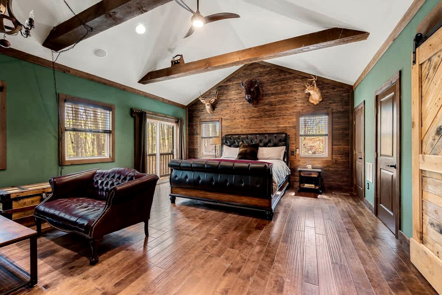 Rustic, Country Cabin with a Private Hot Tub and Sauna for the Ultimate Luxurious Glamping Experience, Hedgesville, WV