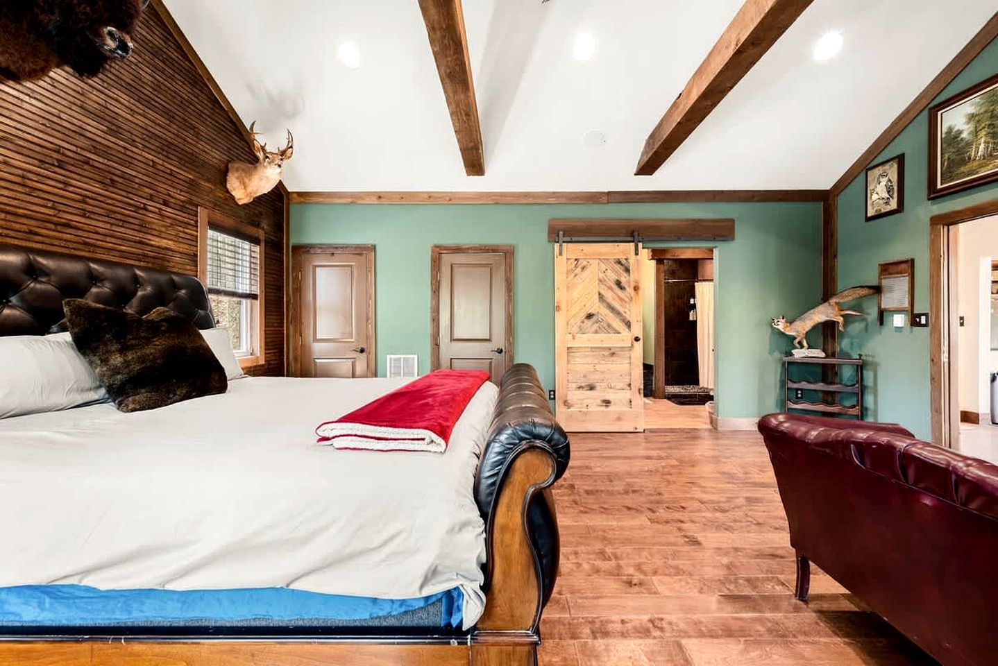 Rustic, Country Cabin with a Private Hot Tub and Sauna for the Ultimate Luxurious Glamping Experience, Hedgesville, WV