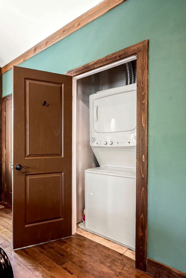 Rustic, Country Cabin with a Private Hot Tub and Sauna for the Ultimate Luxurious Glamping Experience, Hedgesville, WV