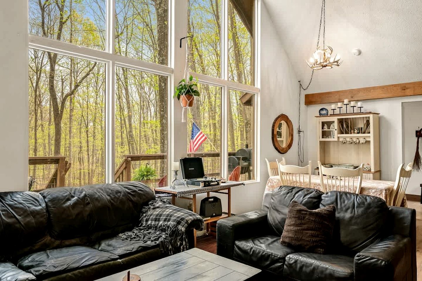 Rustic, Country Cabin with a Private Hot Tub and Sauna for the Ultimate Luxurious Glamping Experience, Hedgesville, WV