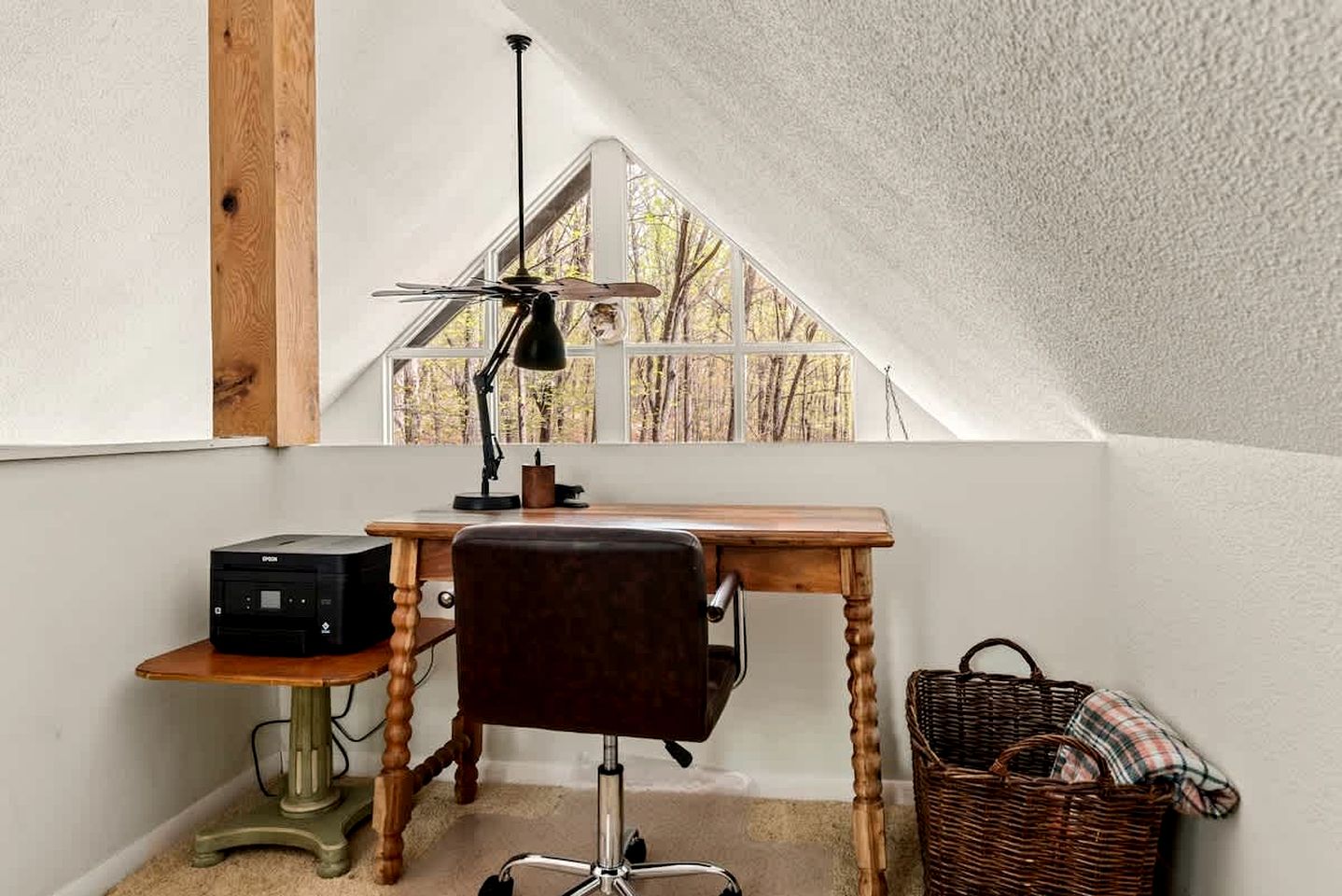 Rustic, Country Cabin with a Private Hot Tub and Sauna for the Ultimate Luxurious Glamping Experience, Hedgesville, WV