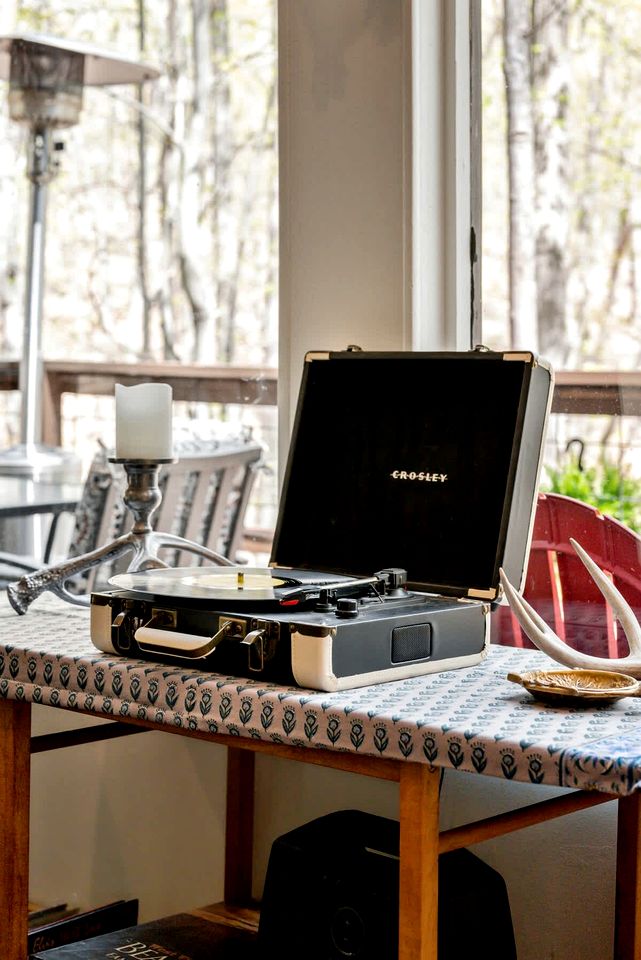 Rustic, Country Cabin with a Private Hot Tub and Sauna for the Ultimate Luxurious Glamping Experience, Hedgesville, WV