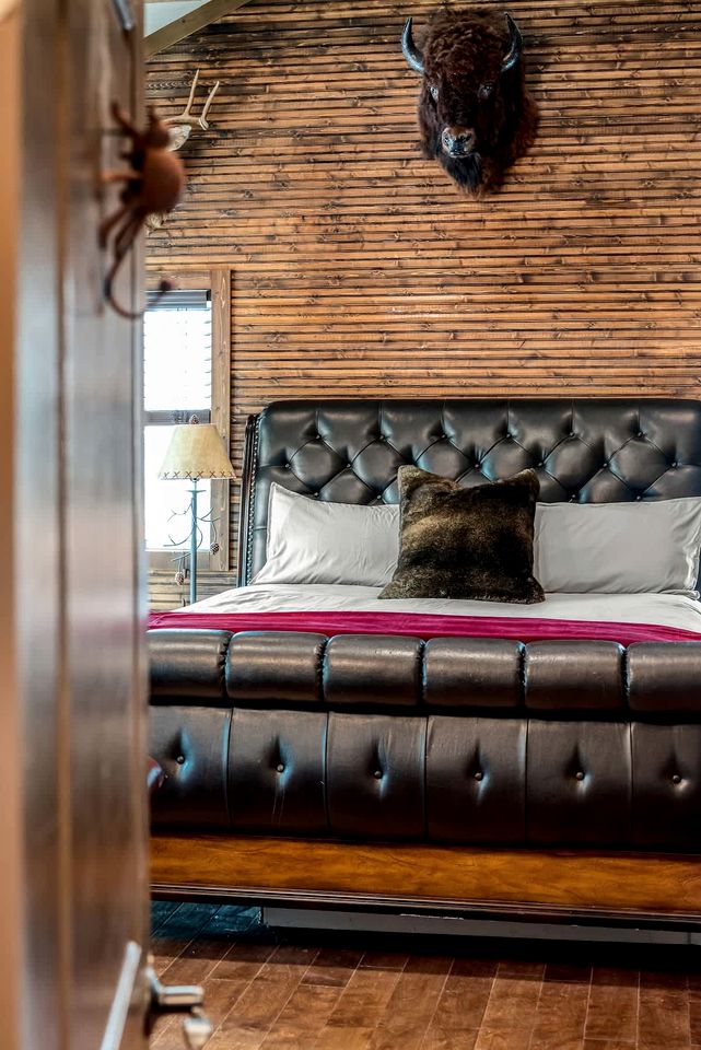 Rustic, Country Cabin with a Private Hot Tub and Sauna for the Ultimate Luxurious Glamping Experience, Hedgesville, WV
