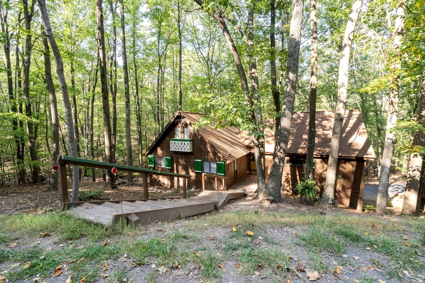 Rustic, Country Cabin with a Private Hot Tub and Sauna for the Ultimate Luxurious Glamping Experience, Hedgesville, WV