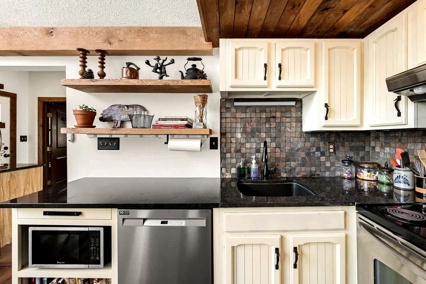 Rustic, Country Cabin with a Private Hot Tub and Sauna for the Ultimate Luxurious Glamping Experience, Hedgesville, WV