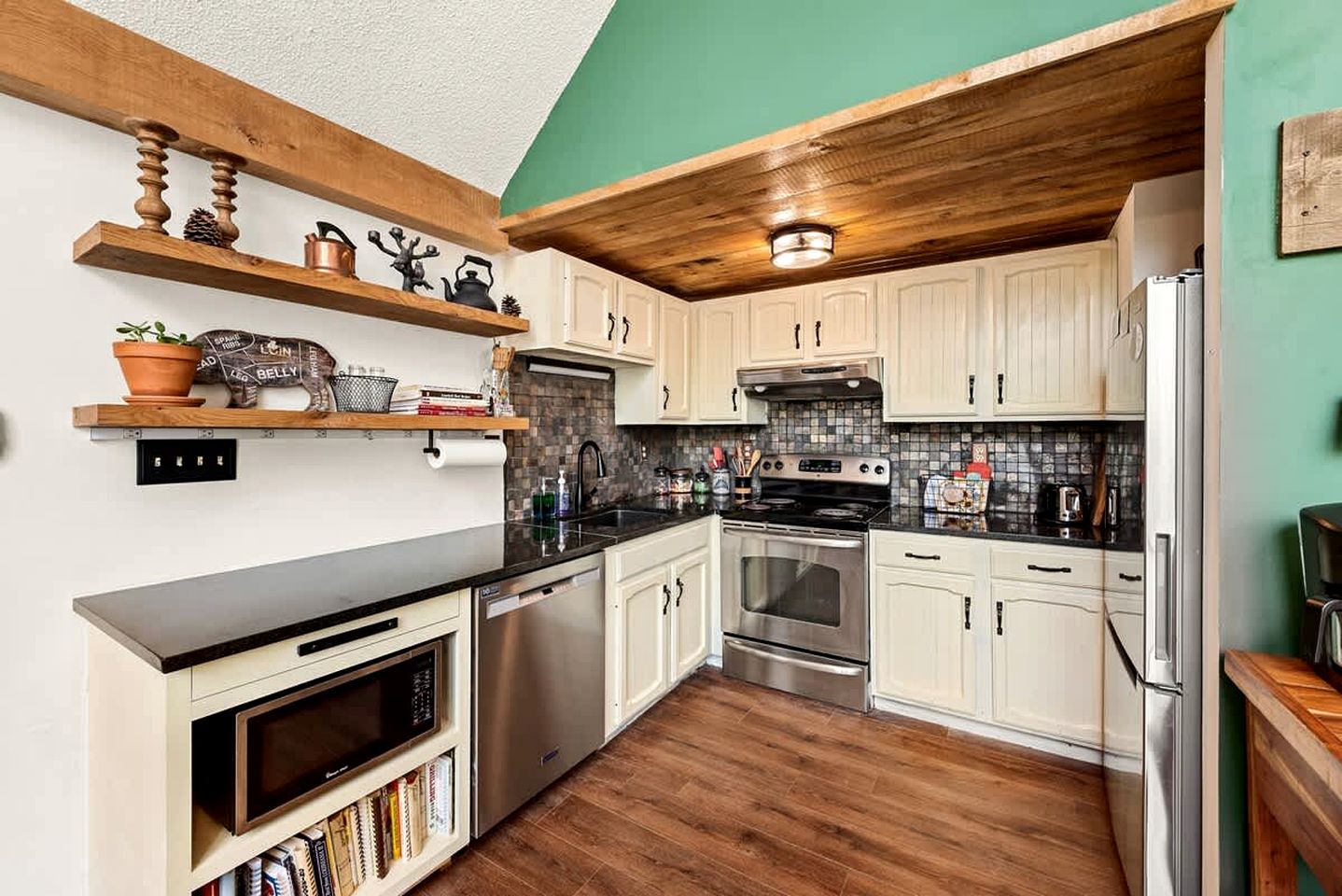 Rustic, Country Cabin with a Private Hot Tub and Sauna for the Ultimate Luxurious Glamping Experience, Hedgesville, WV