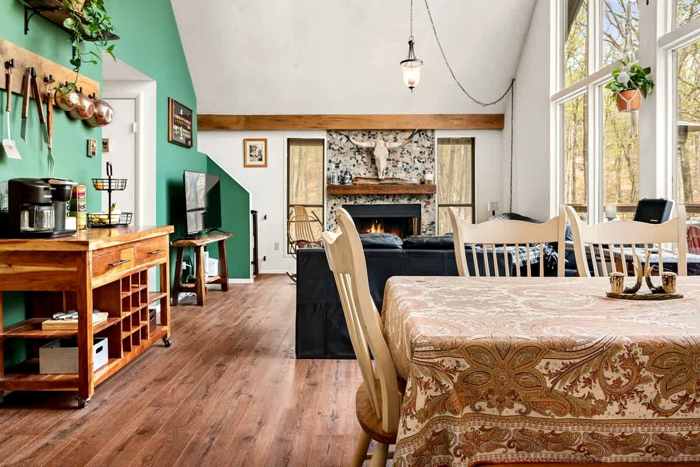 Rustic, Country Cabin with a Private Hot Tub and Sauna for the Ultimate Luxurious Glamping Experience, Hedgesville, WV