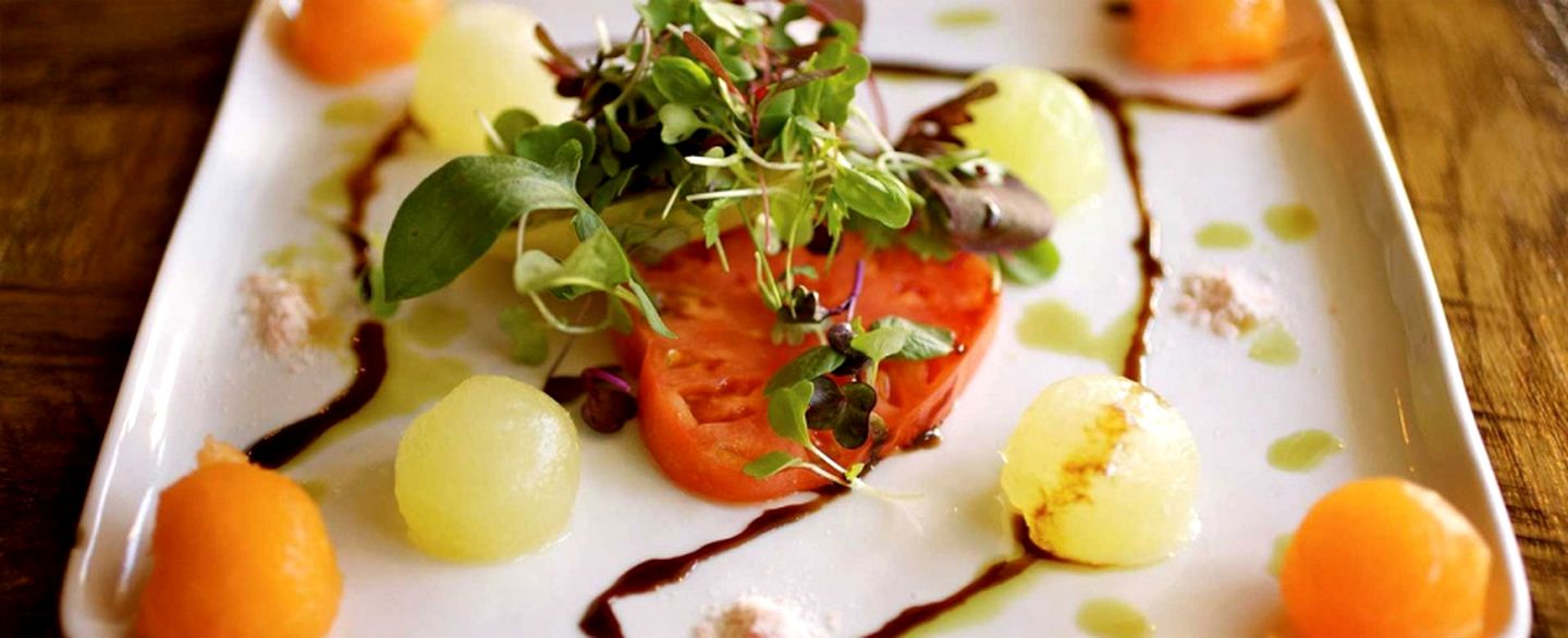 Stylish Room Rentals with Clawfoot Bathtubs for Romantic Getaway in Groveland, California