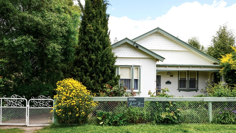 Lovely Cozy Cottage with Equipped Deck in Australia