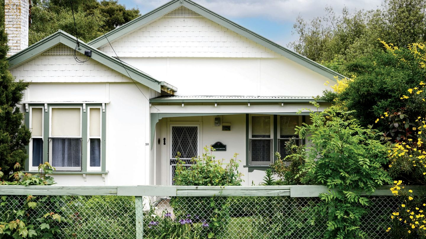 Lovely Cozy Cottage with Equipped Deck in Australia