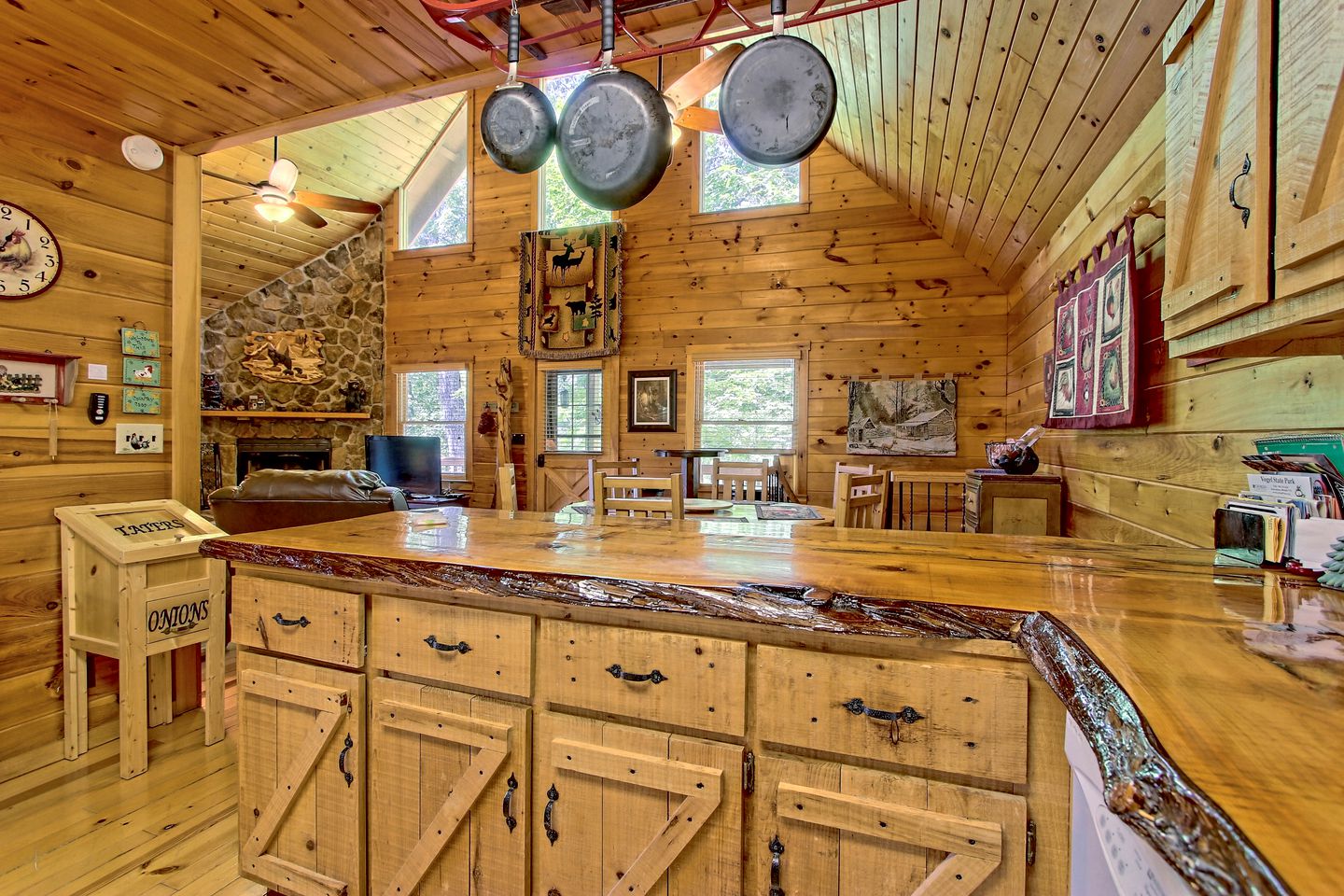 Cabin Rental with Hot Tub in Blairsville,