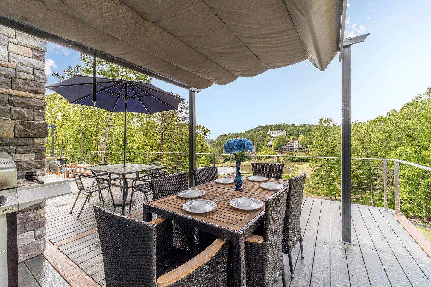 Incredible Luxurious Vacation Rental with Golf Course Views, Hot Tub, Sauna, and Games for an Unforgettable Escape in Helen, Georgia