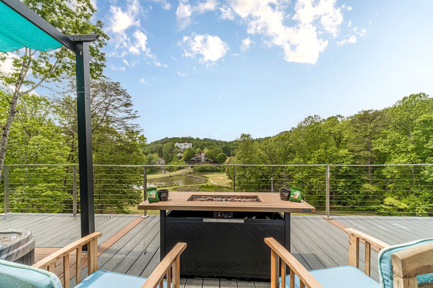 Incredible Luxurious Vacation Rental with Golf Course Views, Hot Tub, Sauna, and Games for an Unforgettable Escape in Helen, Georgia