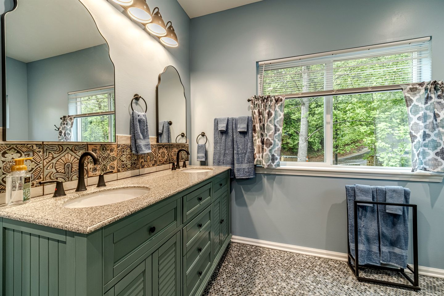 Incredible Luxurious Vacation Rental with Golf Course Views, Hot Tub, Sauna, and Games for an Unforgettable Escape in Helen, Georgia