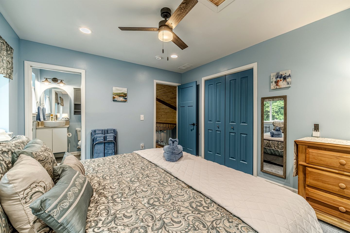 Incredible Luxurious Vacation Rental with Golf Course Views, Hot Tub, Sauna, and Games for an Unforgettable Escape in Helen, Georgia