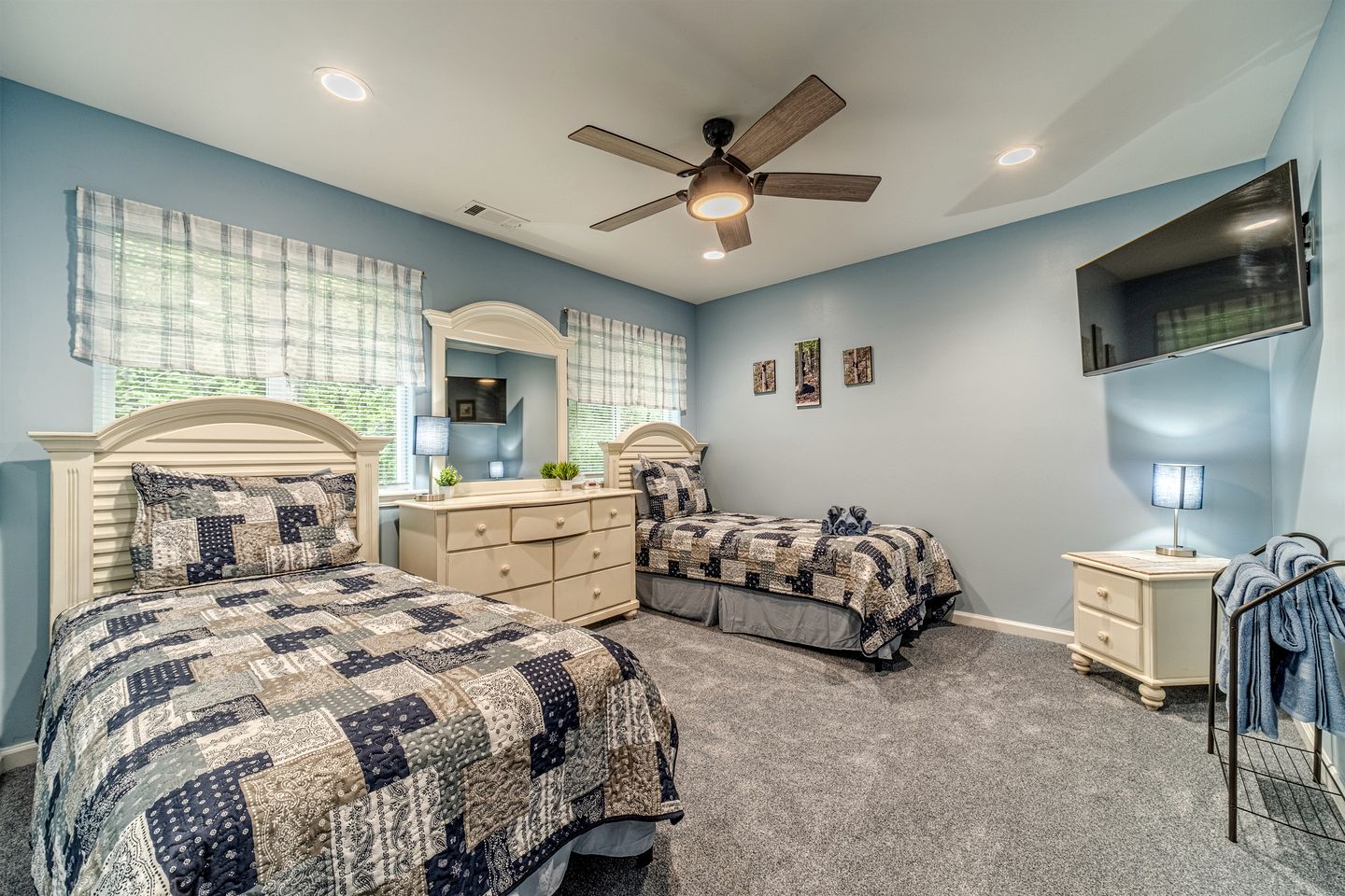 Incredible Luxurious Vacation Rental with Golf Course Views, Hot Tub, Sauna, and Games for an Unforgettable Escape in Helen, Georgia