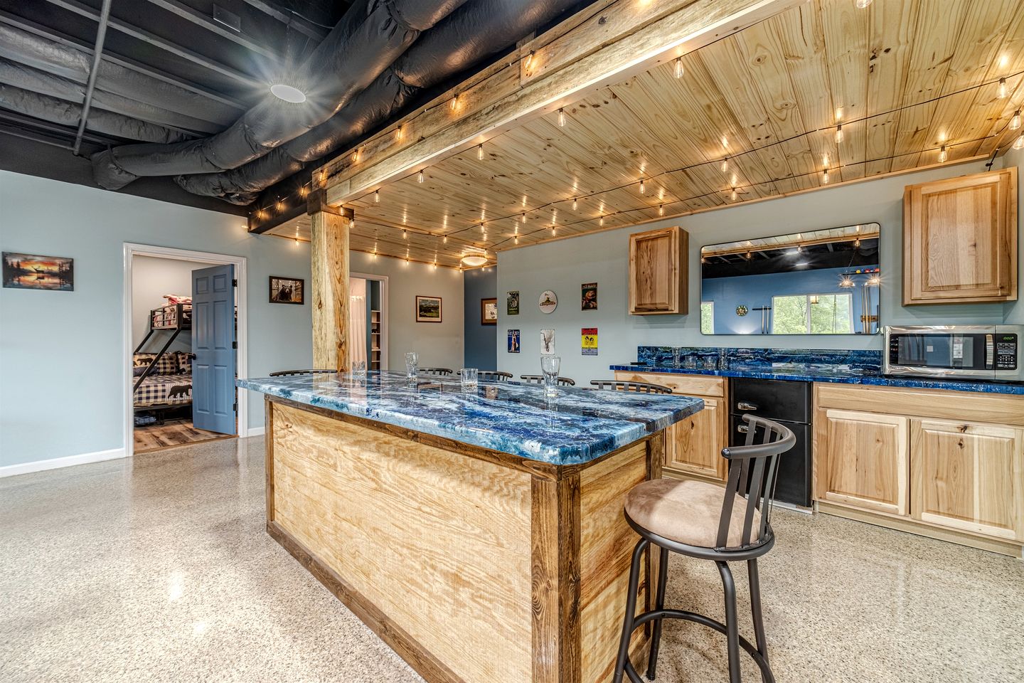 Incredible Luxurious Vacation Rental with Golf Course Views, Hot Tub, Sauna, and Games for an Unforgettable Escape in Helen, Georgia