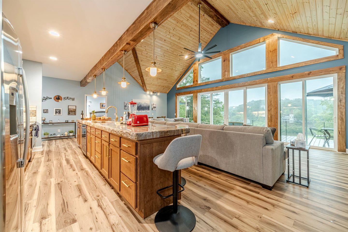 Incredible Luxurious Vacation Rental with Golf Course Views, Hot Tub, Sauna, and Games for an Unforgettable Escape in Helen, Georgia