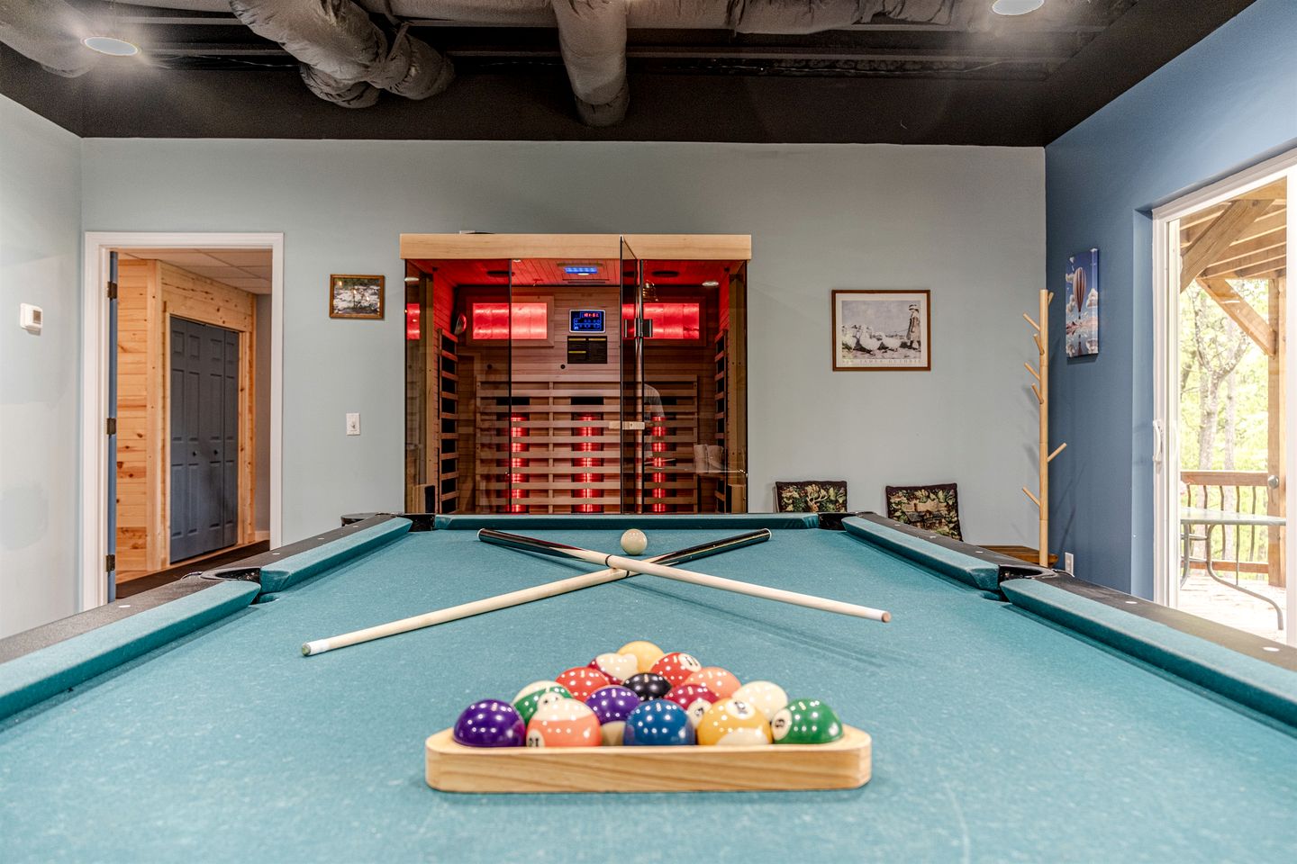 Incredible Luxurious Vacation Rental with Golf Course Views, Hot Tub, Sauna, and Games for an Unforgettable Escape in Helen, Georgia