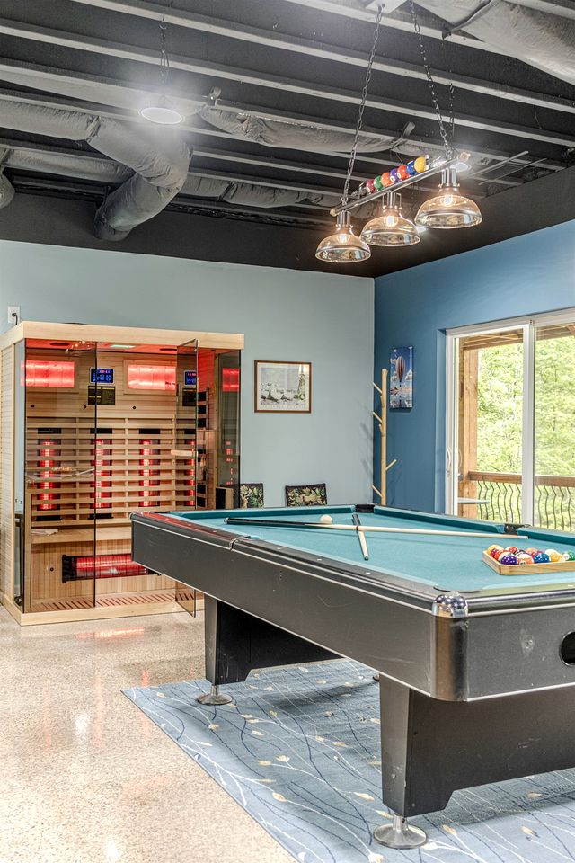 Incredible Luxurious Vacation Rental with Golf Course Views, Hot Tub, Sauna, and Games for an Unforgettable Escape in Helen, Georgia