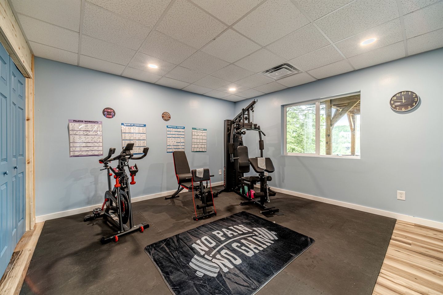 Incredible Luxurious Vacation Rental with Golf Course Views, Hot Tub, Sauna, and Games for an Unforgettable Escape in Helen, Georgia