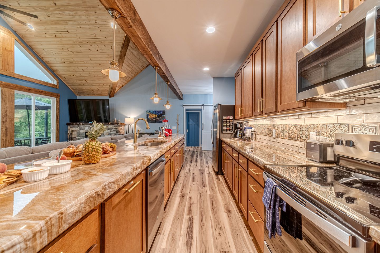 Incredible Luxurious Vacation Rental with Golf Course Views, Hot Tub, Sauna, and Games for an Unforgettable Escape in Helen, Georgia