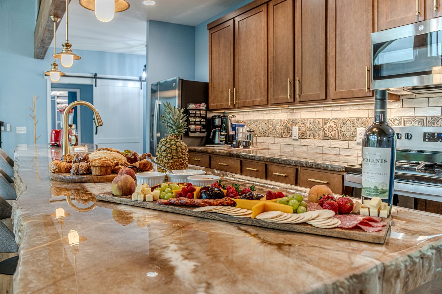 Incredible Luxurious Vacation Rental with Golf Course Views, Hot Tub, Sauna, and Games for an Unforgettable Escape in Helen, Georgia