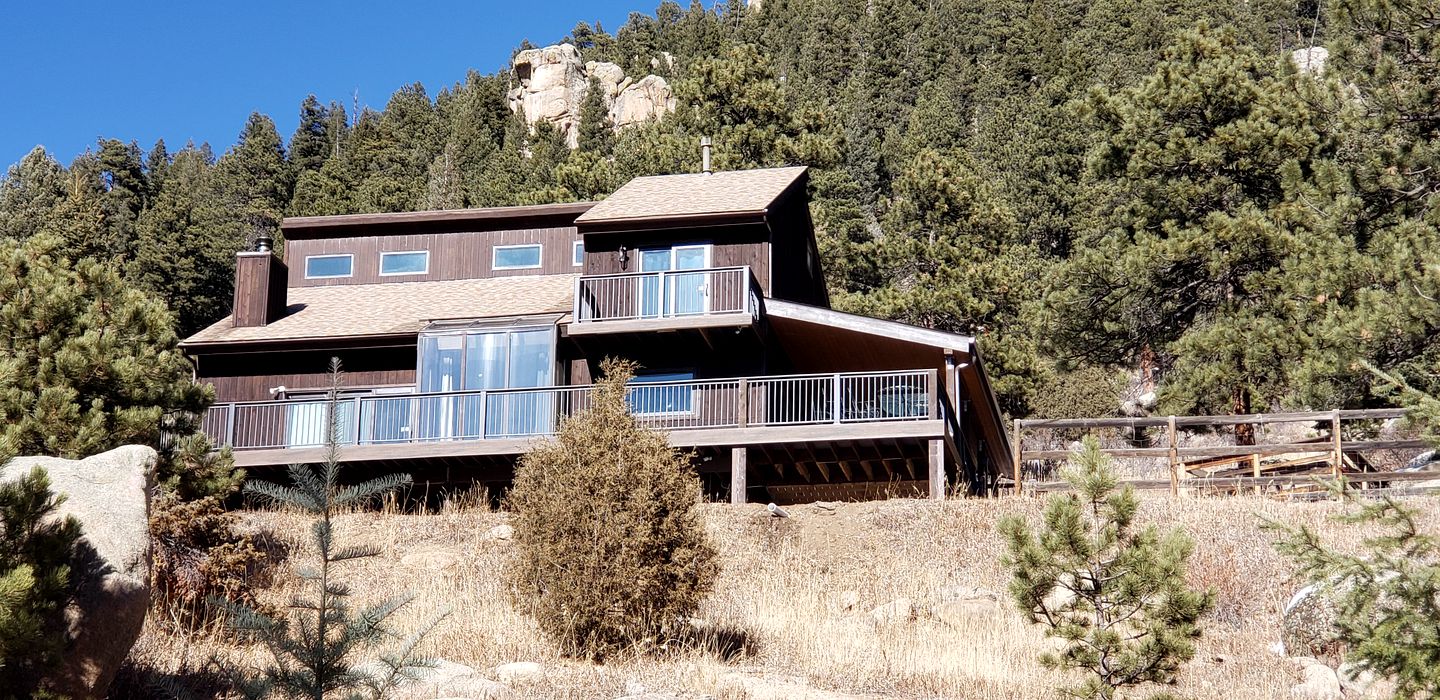 Deluxe Rental Cabin with Private Hot Tub in Wilderness of Evergreen, Colorado