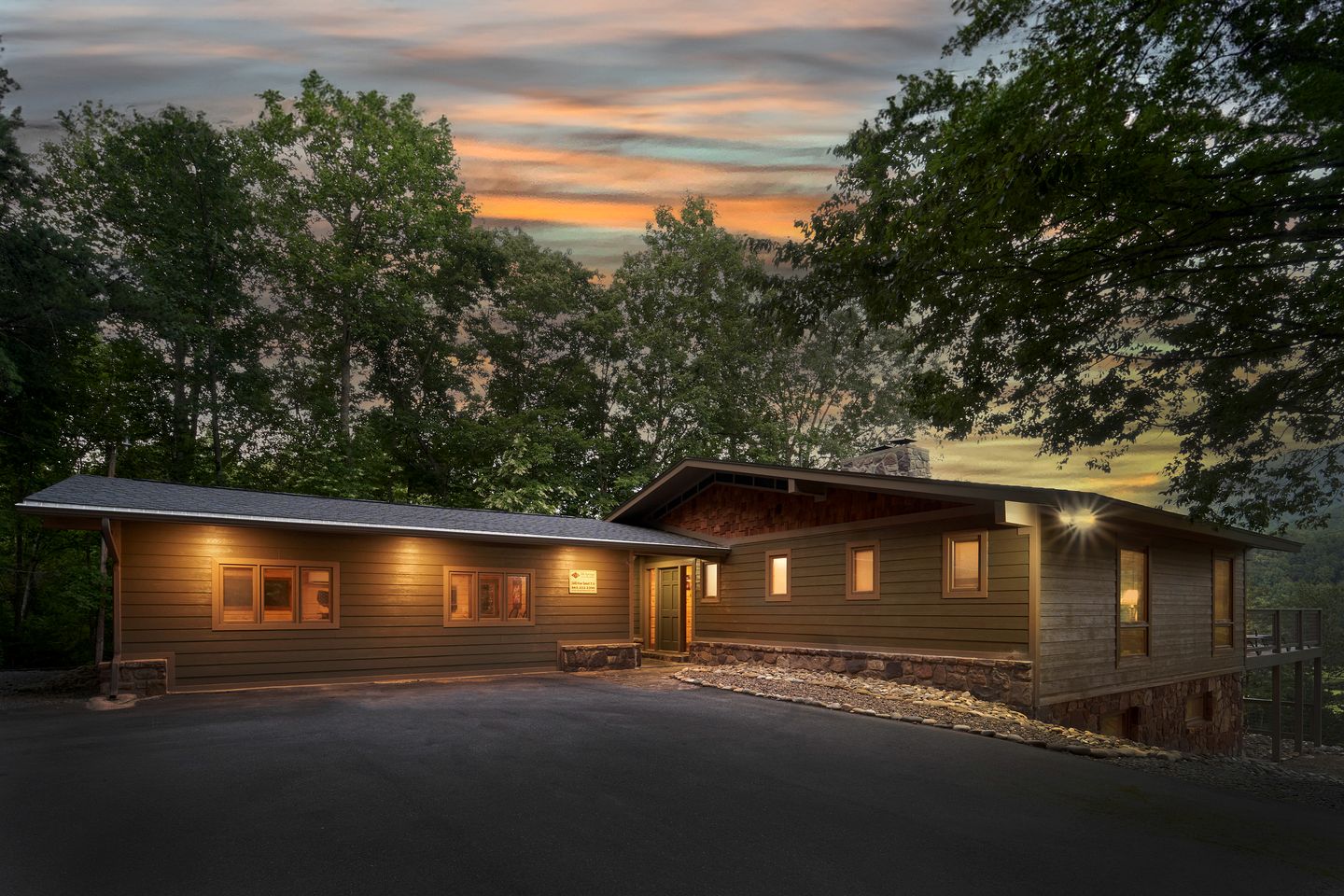 Luxury Cabin with Hot Tub, Movie Theater, Game Room, and Stunning Golf Course Views in Gatlinburg, Tennessee
