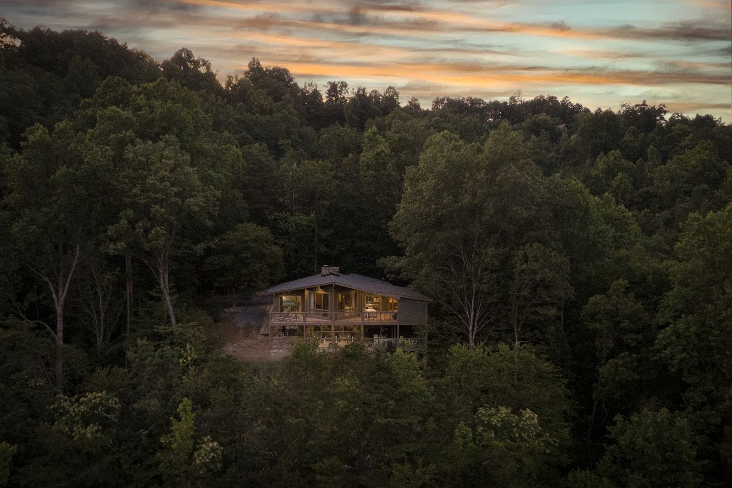 Luxury Cabin with Hot Tub, Movie Theater, Game Room, and Stunning Golf Course Views in Gatlinburg, Tennessee