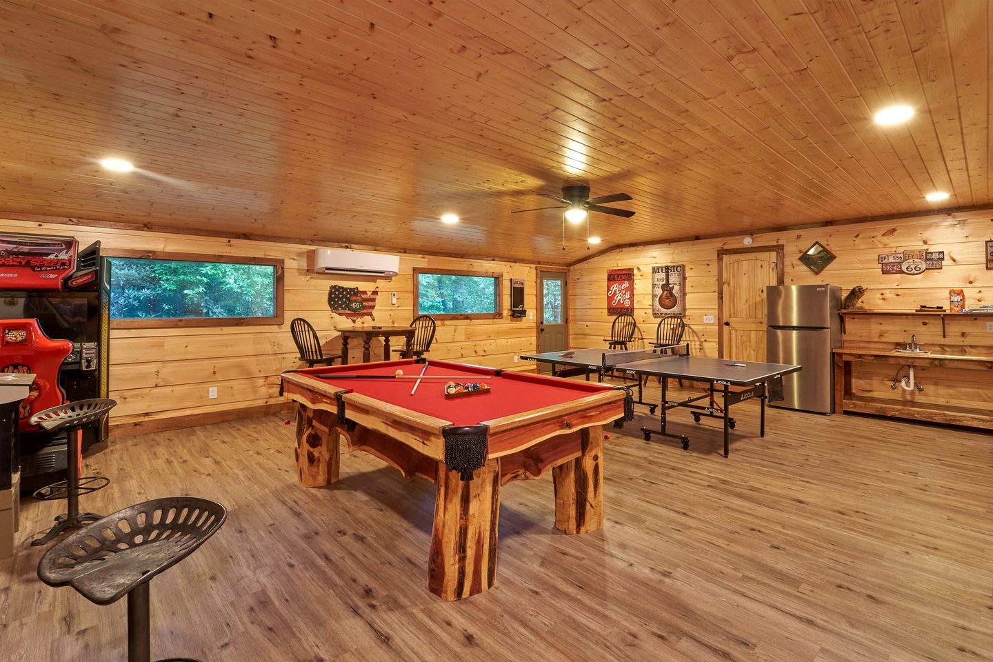 Luxury Cabin with Hot Tub, Movie Theater, Game Room, and Stunning Golf Course Views in Gatlinburg, Tennessee