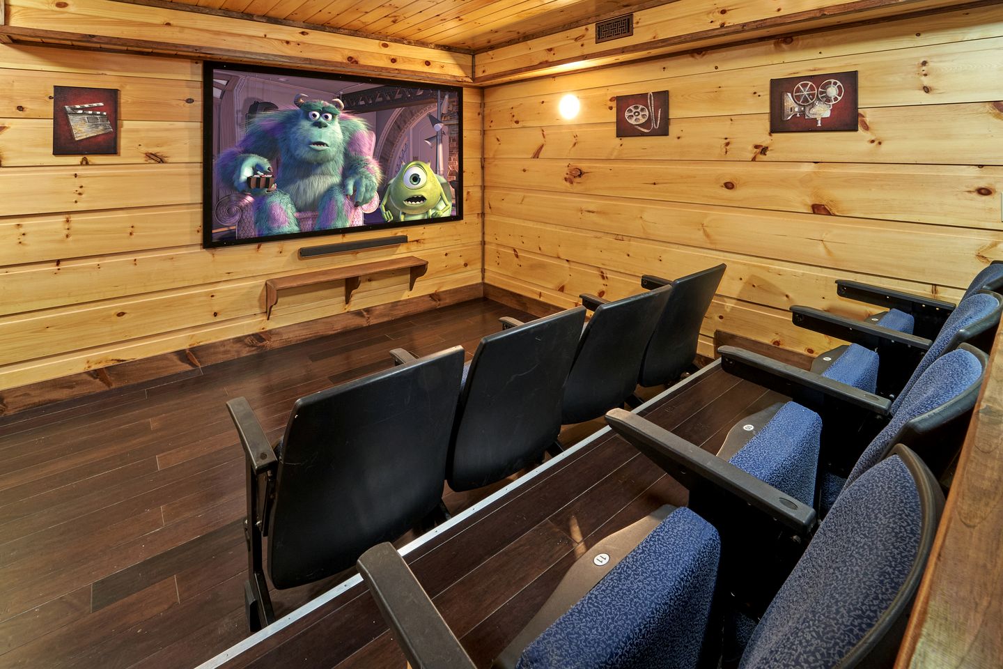 Luxury Cabin with Hot Tub, Movie Theater, Game Room, and Stunning Golf Course Views in Gatlinburg, Tennessee